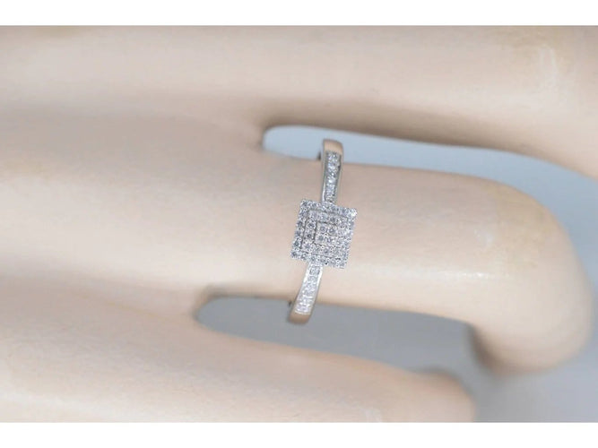 Bague 54 Bague entourage en or blanc 14 carats avec diamants 58 Facettes 2007