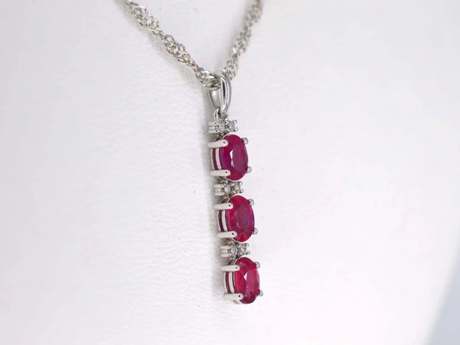 Pendentif Pendentif en or blanc 14 carats avec diamants et rubis 58 Facettes 2138