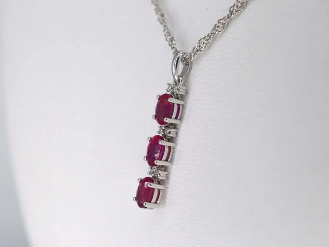 Pendentif Pendentif en or blanc avec diamants et rubis 58 Facettes 2138