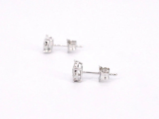 Boucles d'oreilles Boucles d'oreilles en or blanc 14 carats serties de diamants 58 Facettes 2157