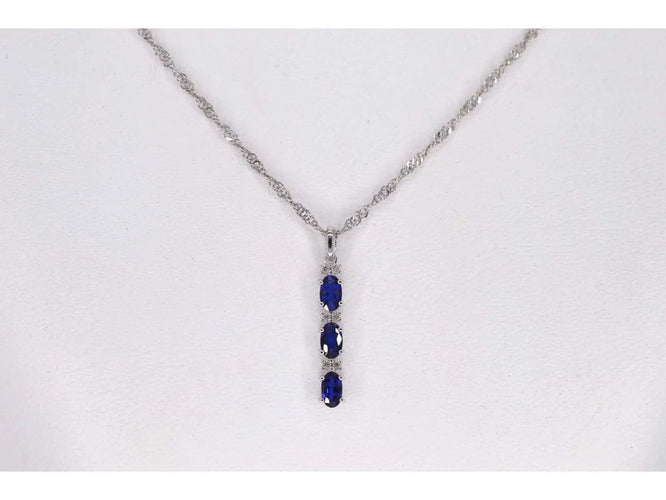 Pendentif Pendentif en or blanc 14 carats avec diamants et saphir 58 Facettes 2136