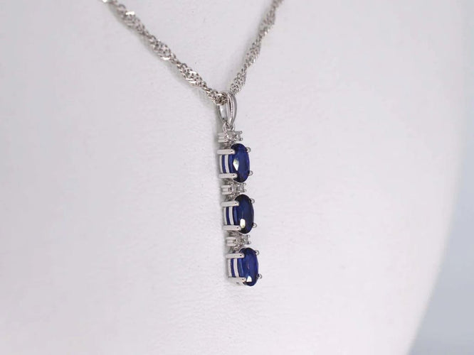 Pendentif Pendentif en or blanc 14 carats avec diamants et saphir 58 Facettes 2136