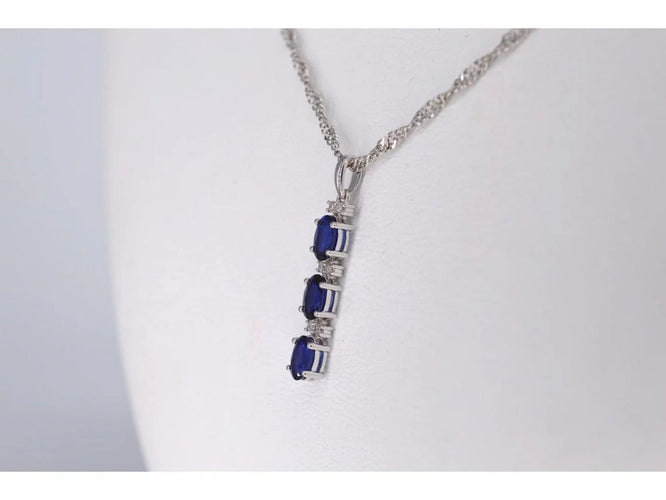 Pendentif Pendentif en or blanc 14 carats avec diamants et saphir 58 Facettes 2136