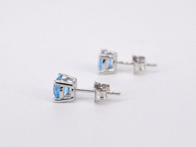 Boucles d'oreilles Boucles d’oreilles en or blanc 14 carats avec topaze et diamant 58 Facettes 2201