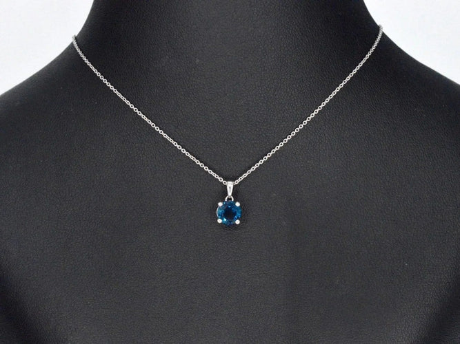 Pendentif Pendentif en or blanc 14 carats orné de topaze 58 Facettes 2331