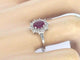 Bague 54 Bague entourage en or blanc 14 carats avec rubis et diamants 58 Facettes 2346