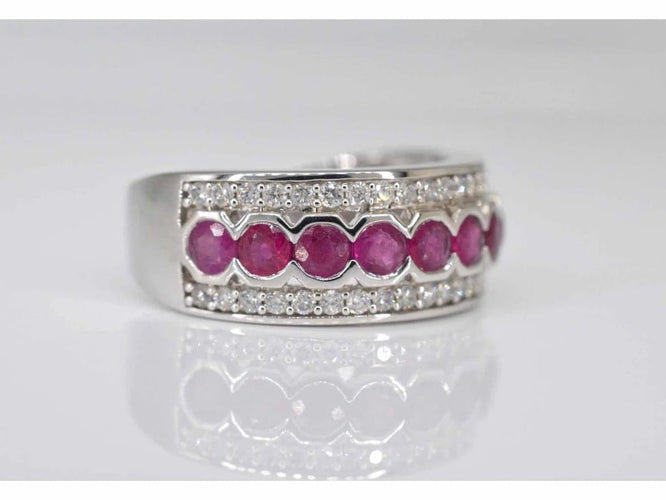 Bague 54 Bague pavée en or blanc 14 carats avec diamants et rubis 58 Facettes 2058