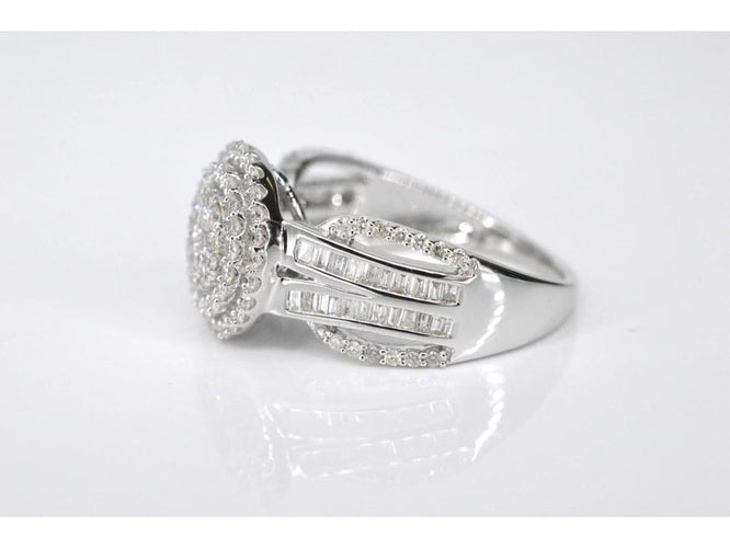 Bague 54 Bague d’entourage en or blanc 14 carats avec diamants 58 Facettes 2079
