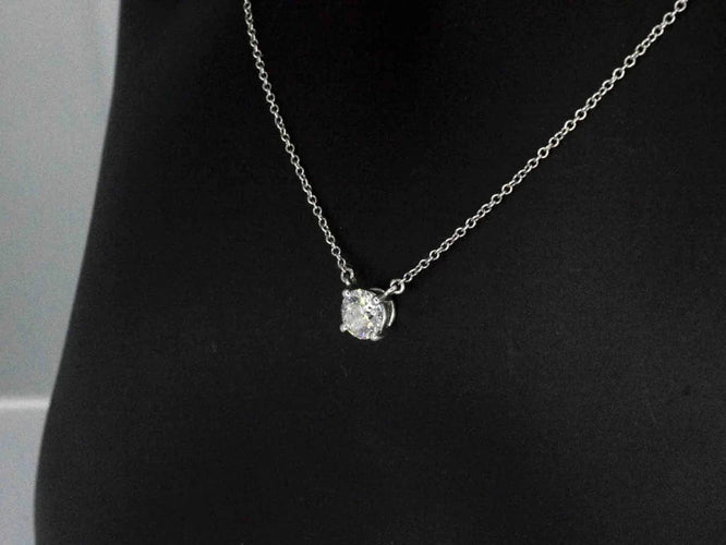 Collier Tiffany & Co - Collier solitaire en platine 950 et diamant 0,60 ct 58 Facettes 5194