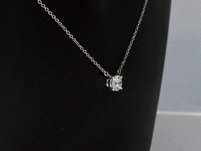 Collier Tiffany & Co - Collier solitaire en platine 950 et diamant 0,60 ct 58 Facettes 5194
