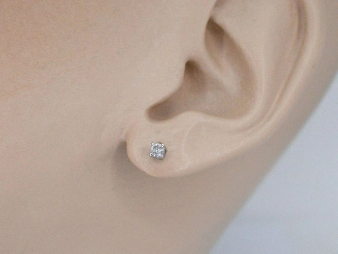 Boucles d'oreilles Boucles d’oreilles en or blanc 14 carats serties de diamants 58 Facettes 2270