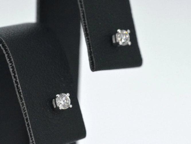 Boucles d'oreilles Boucles d’oreilles en or blanc 14 carats serties de diamants 58 Facettes 2270