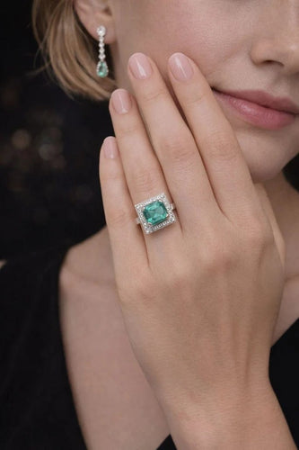 Bague 57 Bague en or blanc 750 avec émeraude 2,64 ct et diamants 58 Facettes 50377