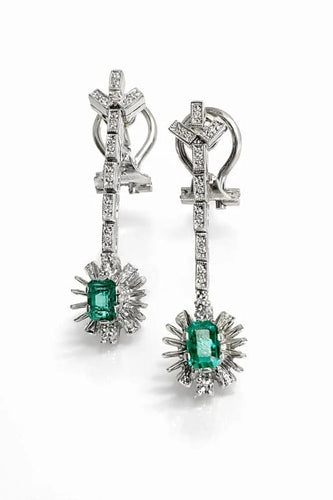 Boucles d'oreilles Boucles d'oreilles longues en or blanc 750 avec émeraudes et diamants 58 Facettes 50274