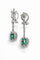 Boucles d'oreilles Boucles d'oreilles longues en or blanc 750 avec émeraudes et diamants 58 Facettes 50274