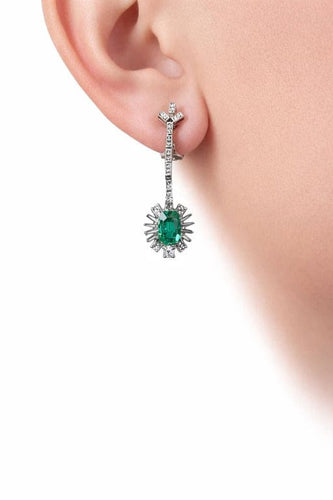Boucles d'oreilles Boucles d'oreilles longues en or blanc 750 avec émeraudes et diamants 58 Facettes 50274