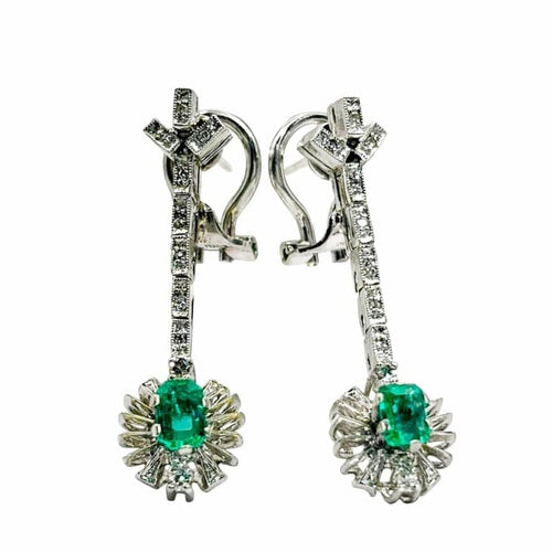 Boucles d'oreilles Boucles d'oreilles longues en or blanc 750 avec émeraudes et diamants 58 Facettes 50274