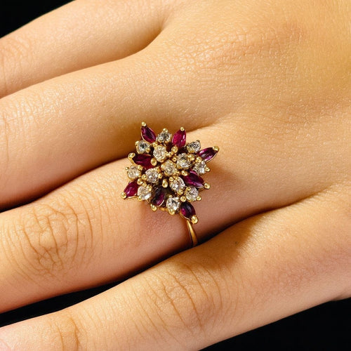 Bague 54 Bague motif floral étoilé en or jaune 750 avec rubis et diamants 58 Facettes 50156
