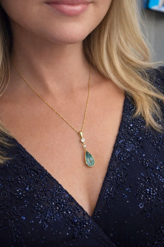 Collier Collier avec pendentif en or jaune 18 carats, émeraude colombienne et diamants 58 Facettes 50185