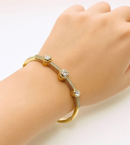 Bracelet Bracelet rigide en or jaune 18 carats et diamants taille ancienne 58 Facettes 50269