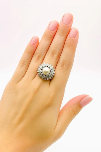 Bague 54 Bague motif floral en or blanc avec perle et diamants 58 Facettes 50277