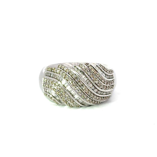 Bague 59 Bague ondulée en or blanc 18 carats avec diamants pavés et baguettes 58 Facettes 50299