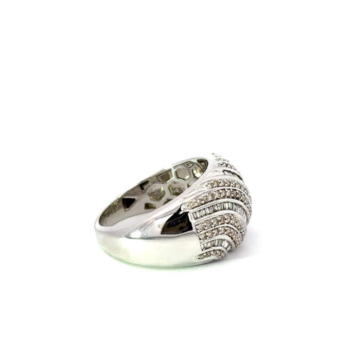 Bague 59 Bague ondulée en or blanc 18 carats avec diamants pavés et baguettes 58 Facettes 50299