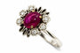 Bague 60 Bague en or blanc, rubis central et diamants 58 Facettes 50333
