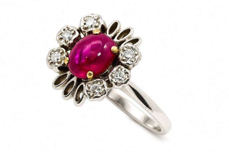 Bague 60 Bague en or blanc, rubis central et diamants 58 Facettes 50333