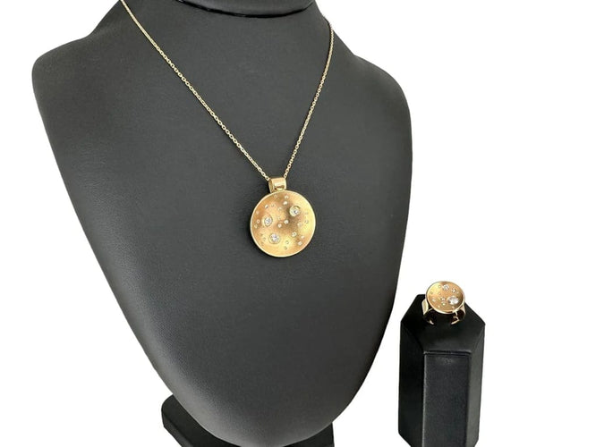 Pendentif 55.5 Lot bague et pendentif lune en or jaune 18 carats et diamants 58 Facettes