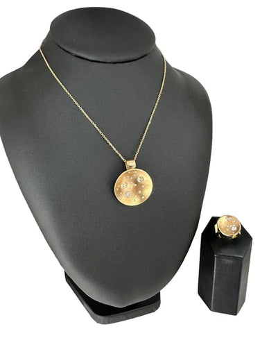 Pendentif 55.5 Lot bague et pendentif lune en or jaune 18 carats et diamants 58 Facettes