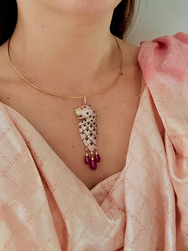 Pendentif Pendentif panthère en or rose 18 carats avec diamants, onyx et rubis 58 Facettes
