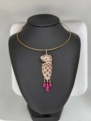 Pendentif Pendentif panthère en or rose 18 carats avec diamants, onyx et rubis 58 Facettes