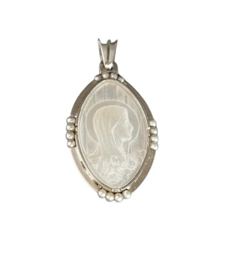 Pendentif Médaille ancienne ovale en or blanc 18 carats, nacre et perles fines 58 Facettes 940099