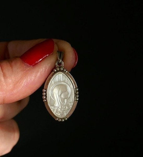 Pendentif Médaille ancienne ovale en or blanc 18 carats, nacre et perles fines 58 Facettes 940099