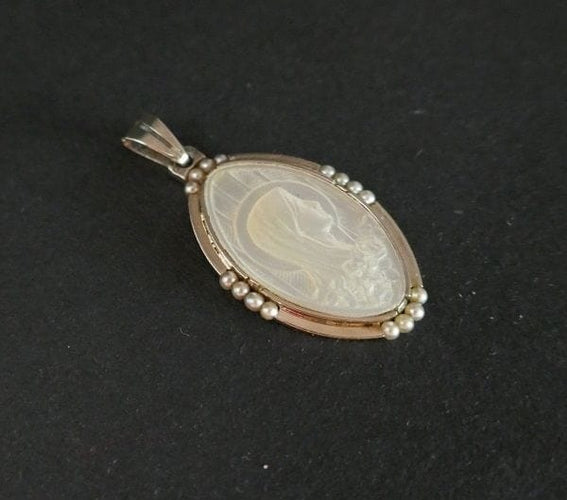 Pendentif Médaille ancienne ovale en or blanc 18 carats, nacre et perles fines 58 Facettes 940099