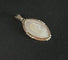 Pendentif Médaille ancienne ovale en or blanc 18 carats, nacre et perles fines 58 Facettes 940099