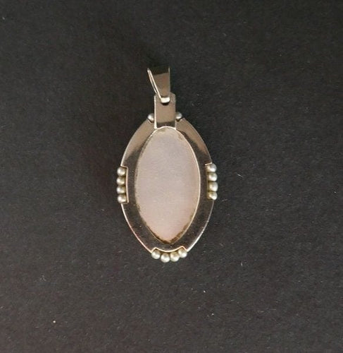 Pendentif Médaille ancienne ovale en or blanc 18 carats, nacre et perles fines 58 Facettes 940099