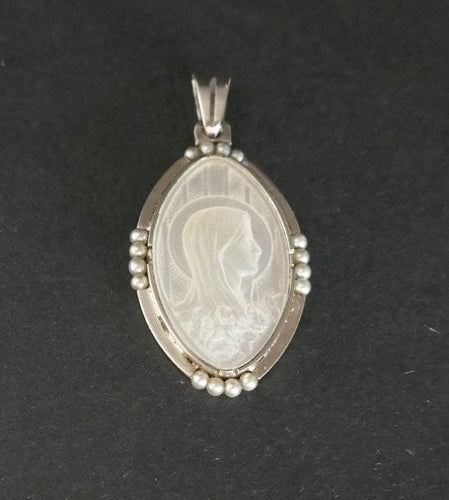 Pendentif Médaille ancienne ovale en or blanc 18 carats, nacre et perles fines 58 Facettes 940099