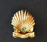 Broche Cartier - Boutonnière coquille Saint-Jacques en or jaune, émeraude 58 Facettes