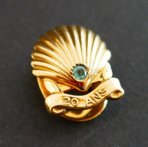 Broche Cartier - Boutonnière coquille Saint-Jacques en or jaune, émeraude 58 Facettes