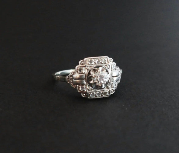 Bague 57 Bague Art déco en or blanc 18 carats, platine et diamants 58 Facettes