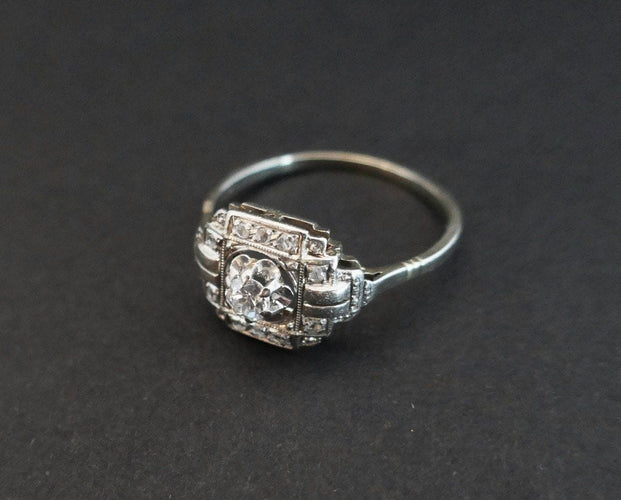 Bague 57 Bague Art déco en or blanc 18 carats, platine et diamants 58 Facettes