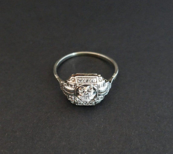 Bague 57 Bague Art déco en or blanc 18 carats, platine et diamants 58 Facettes