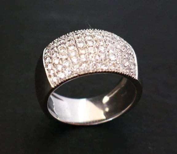 Bague 54 Bague pavée de diamants en or blanc 18 carats 58 Facettes