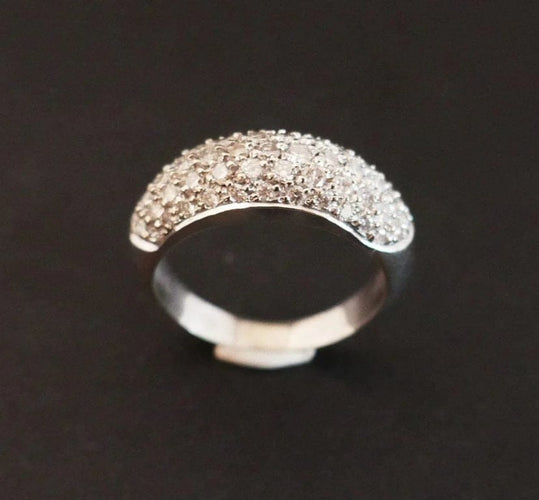 Bague 54.5 Bague pavée de diamants en or blanc 18 carats 58 Facettes