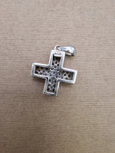 Pendentif Pendentif croix en or blanc 18 carats et diamants 58 Facettes