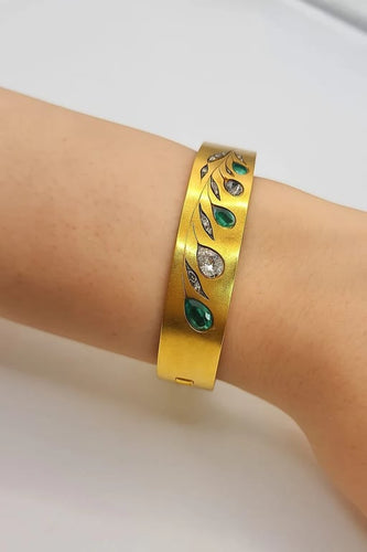 Bracelet Bracelet vintage années 1970 en or jaune 20 carats, diamants et émeraudes 58 Facettes