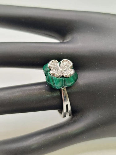 Bague 55 Bague trifleur en or blanc 18 carats, malachite et diamants 58 Facettes