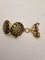 Montre Baume & Mercier - Broche montre en or jaune 18 carats et émail 58 Facettes